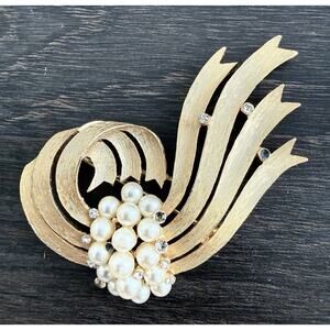 Vintage Crown Trifari Gold Tone Pearl Rhinestone Spray Brooch Pin